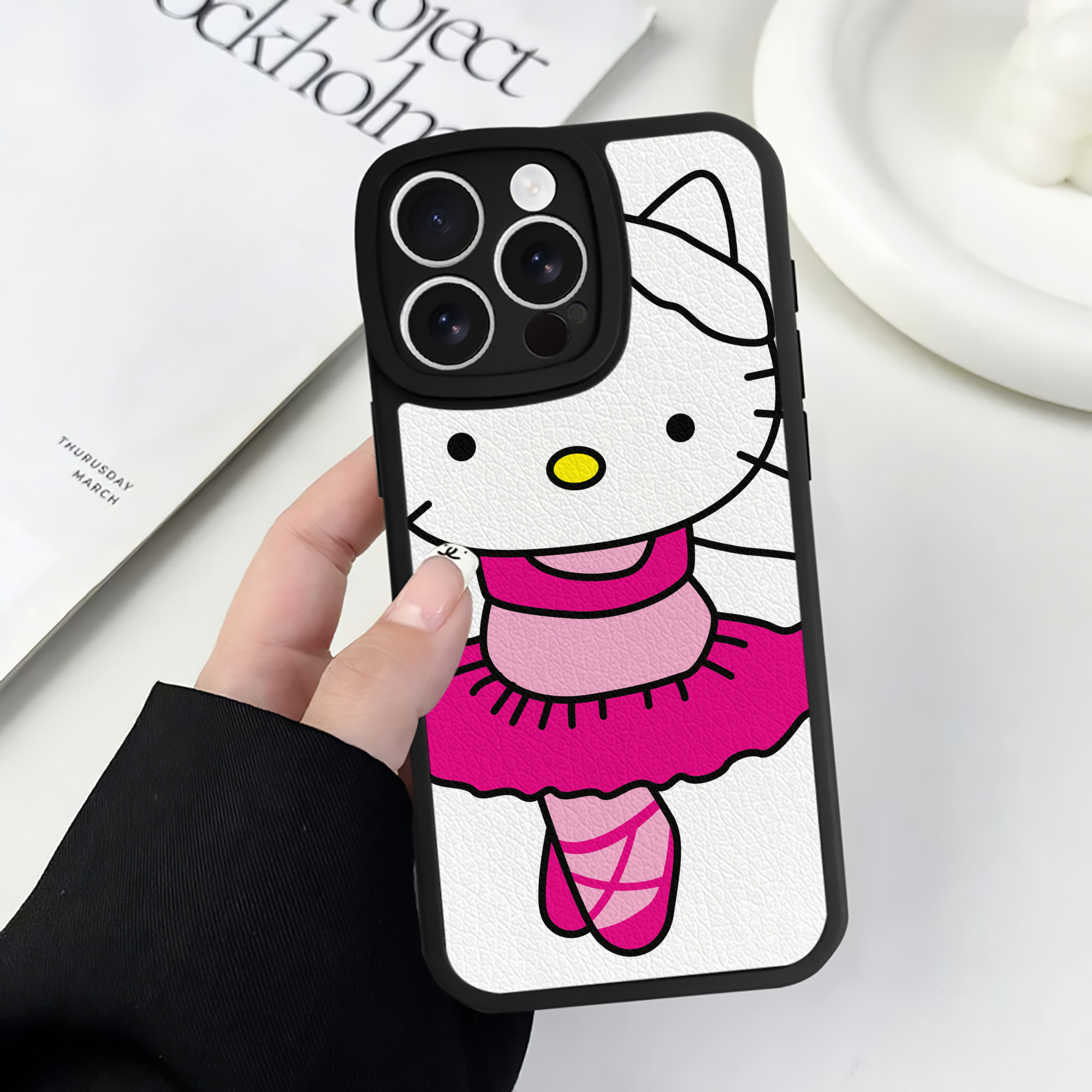 （画像用） Hello Kitty ハローキティ 【iPhone 16シリーズ対応】シリコンスマホケース（レザー調） 材質：シリコン